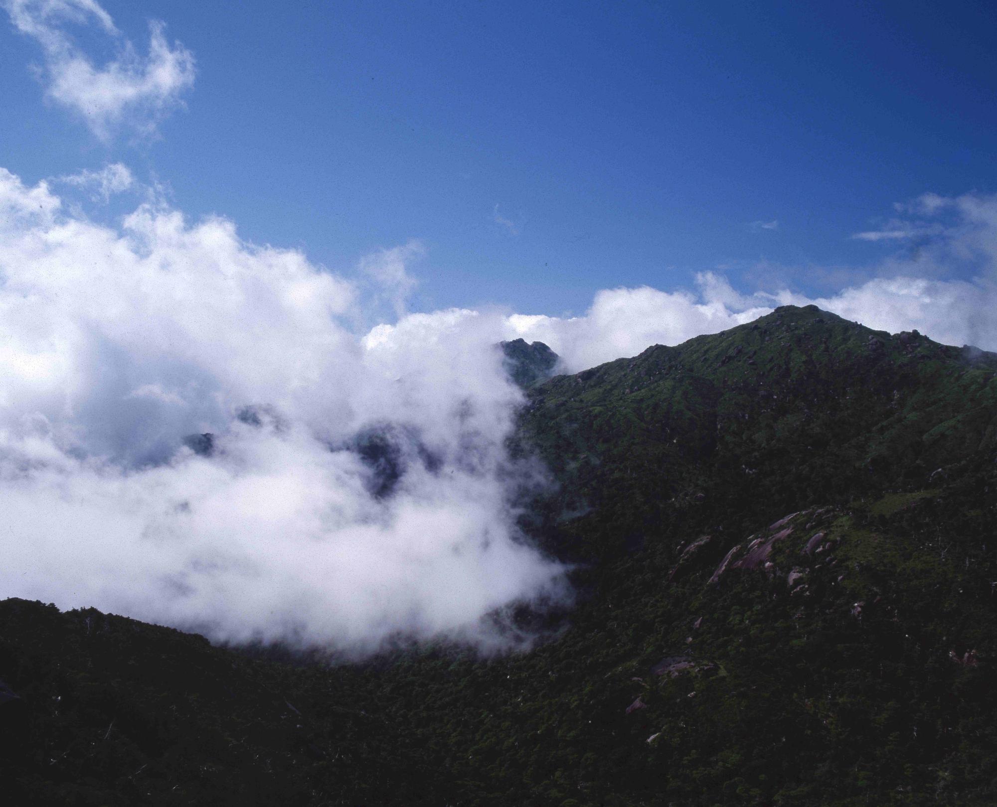 宮之浦岳と雲