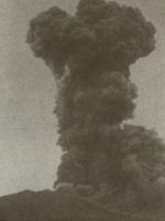 噴煙が巨大な柱状に立ち上り、黒い煙が空高く広がる火山の噴火の様子を捉えた写真