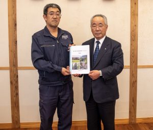 寺田久志さんと荒木町長が両手で提言書をもって記念撮影をしている写真
