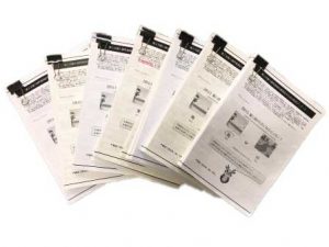 白地の印刷物7束が扇状に広がるように重ねられ、それぞれが黒いクリップで留められた状態の写真