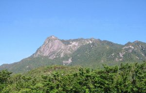 岩肌が露出した山頂を持つモッチョム岳の写真