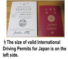 国際運転免許証とえんじ色の表紙の日本国パスポートが並べて置かれた写真の下に「The size of valid International Driving Permits for Japan is on the left side.」の文字が記載された画像