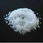 黒い背景に、粒の荒い真っ白な塩が盛ってある写真